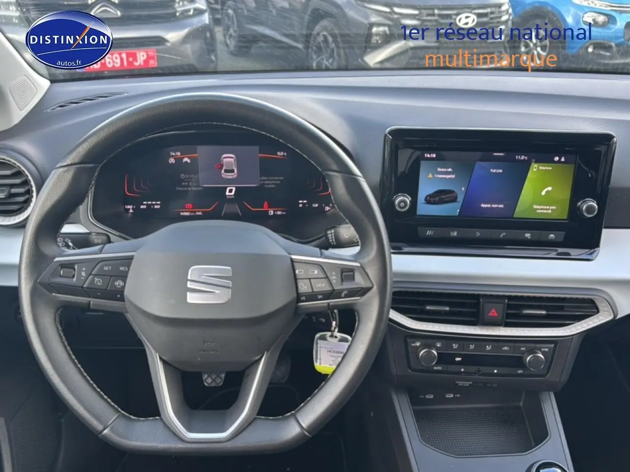 Vue intérieure du poste de conduite de la SEAT Ibiza 2025 avec volant cuir méplat et écran tactile HD central.