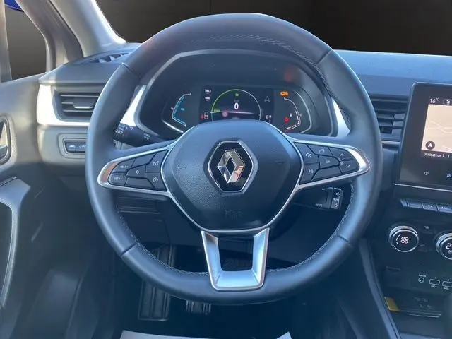 Vue rapprochée du volant noir du Renault Captur E-Tech Full Hybrid 145 Evolution 2023 avec tableau de bord numérique.