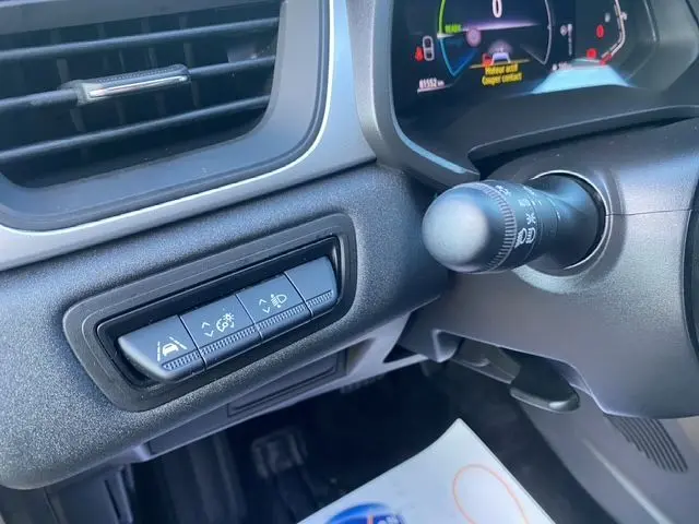 Détail intérieur côté gauche du tableau de bord du Renault Captur E-Tech gris Cassiopée, avec commandes d'aide à la conduite.