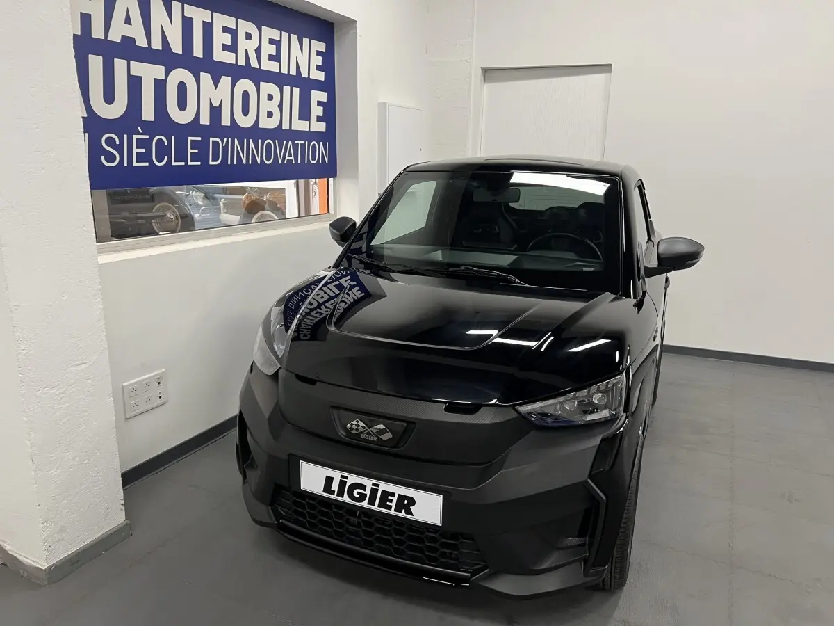 Vue 3/4 avant d'une Ligier JS50 0.5 REVO D+ Ultimate noire, avec calandre noire et phares LED visibles.