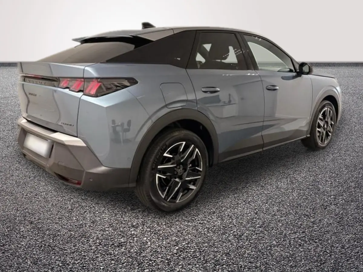 Vue 3/4 arrière droite du Peugeot 3008 bleu avec jantes 19 pouces et toit noir contrasté.