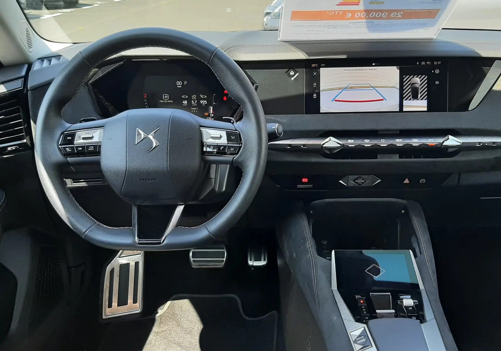 Vue intérieure du poste de conduite du DS4 2024, volant cuir noir et écran tactile affichant la caméra de recul.