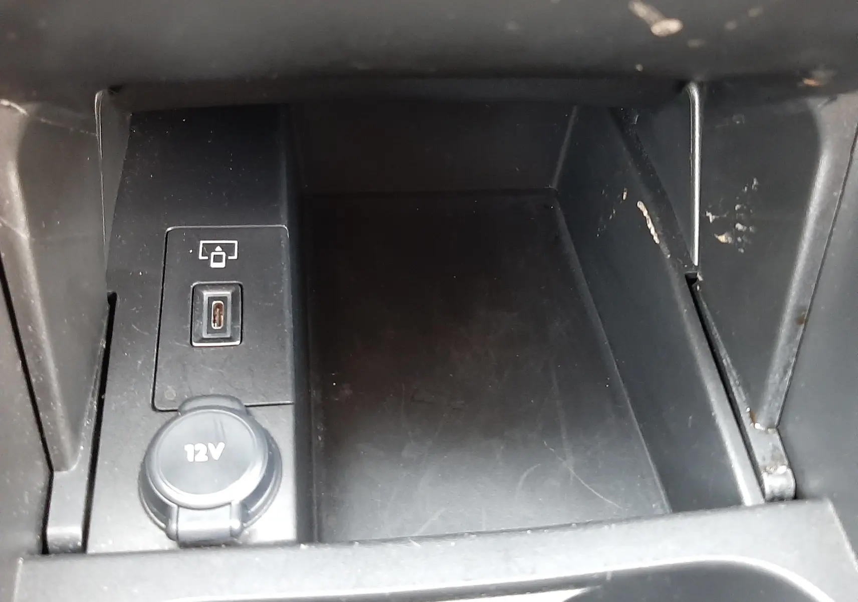 Prise USB et allume-cigare 12V dans le rangement central noir d'une DS4 Cristal Pearl 2024.