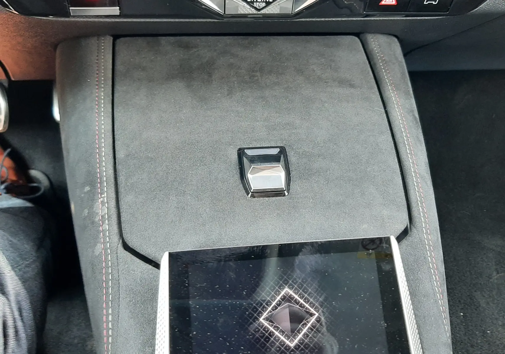 Vue rapprochée de la console centrale en alcantara noir du DS4 2024 avec écran tactile et boutons de commande éclairés