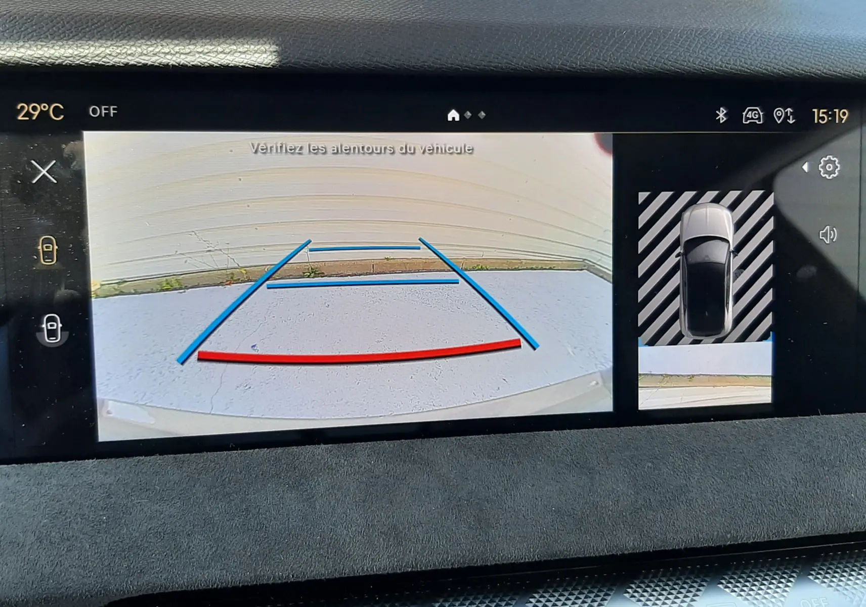 Affichage de la caméra de recul et vue 360° sur l'écran tactile du tableau de bord du DS4 2024 couleur Cristal Pearl.