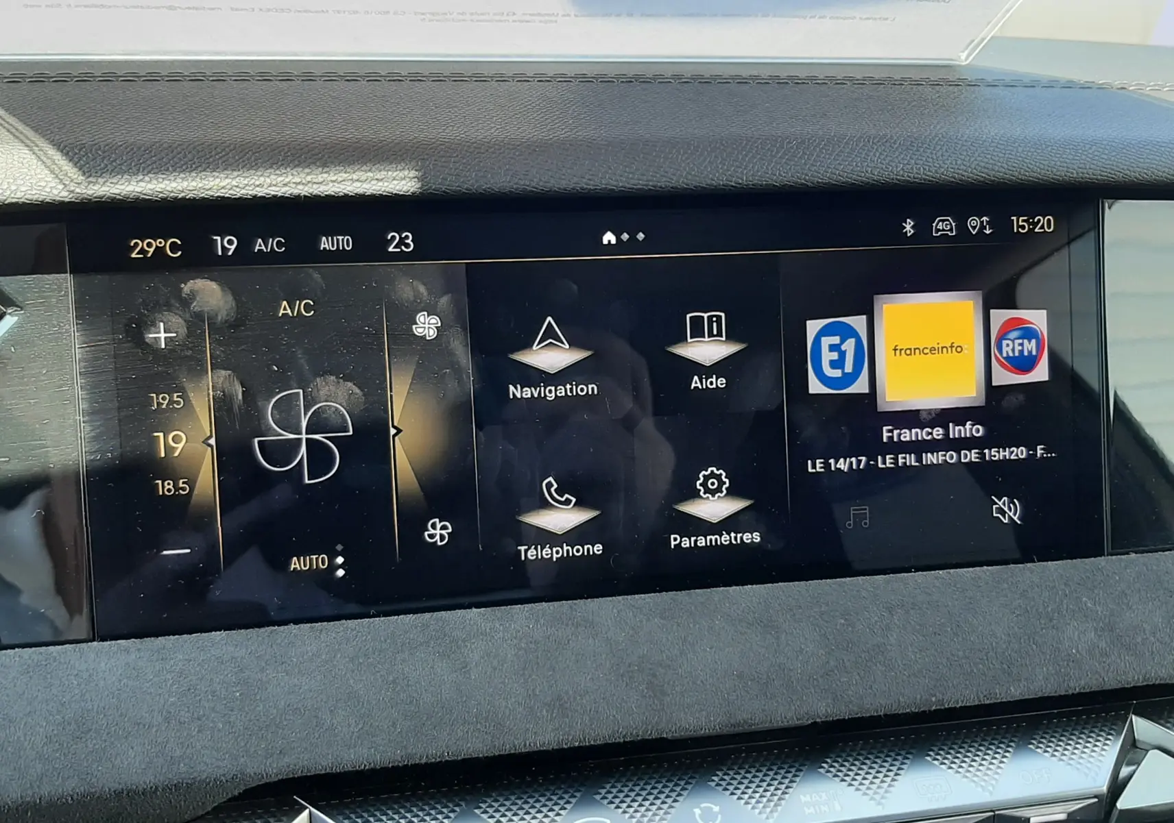 Écran tactile central du tableau de bord du DS4 2024 en finition Performance Line, affichant la climatisation et la radio.