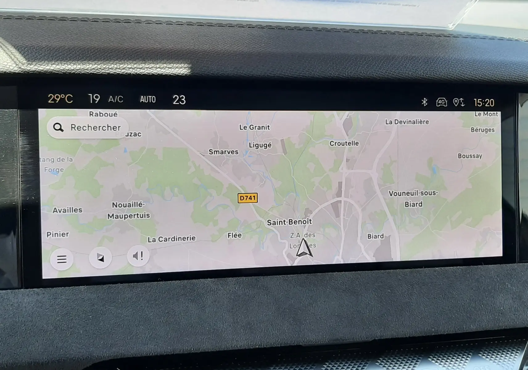 Écran tactile de navigation du DS4 2024 affichant une carte détaillée avec commandes climatisation en dessous