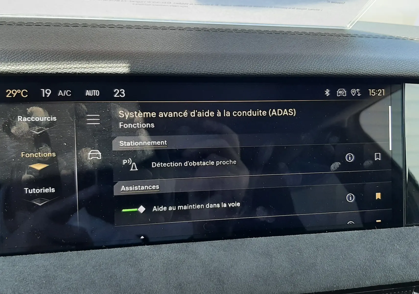 Écran tactile du système d'aide à la conduite DS4 2024 affichant les fonctions ADAS avec tableau de bord noir.