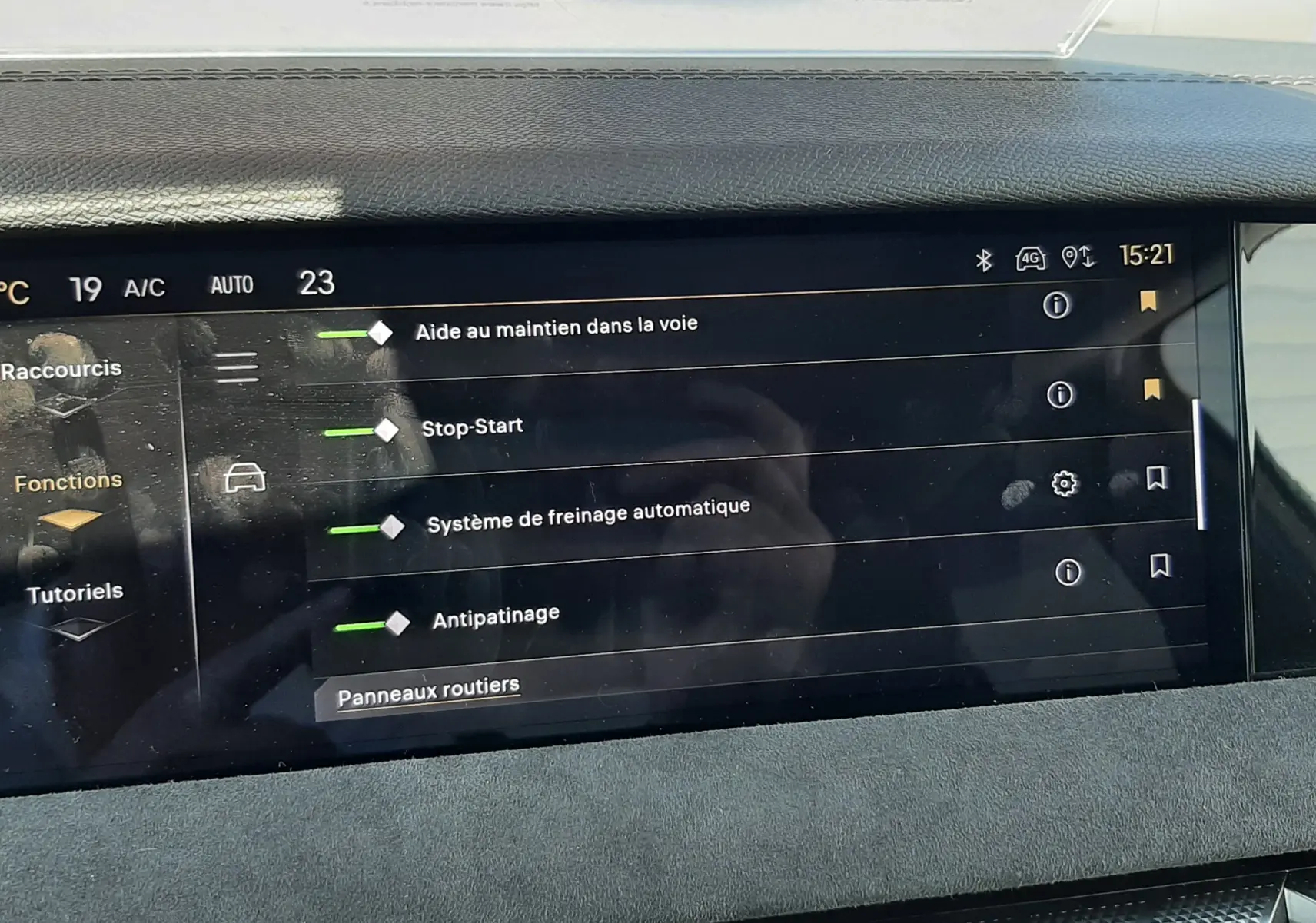 Écran tactile du tableau de bord du DS4 2024 montrant les aides à la conduite avec finition intérieure noire et garniture Alcantara.