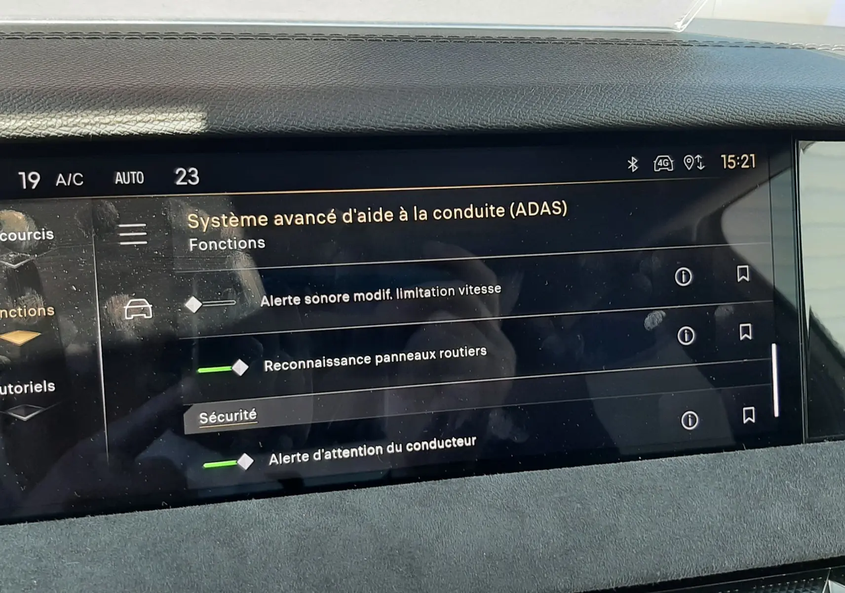 Écran tactile du système d'aide à la conduite DS4 2024 affichant les fonctions ADAS dans l'habitacle noir.