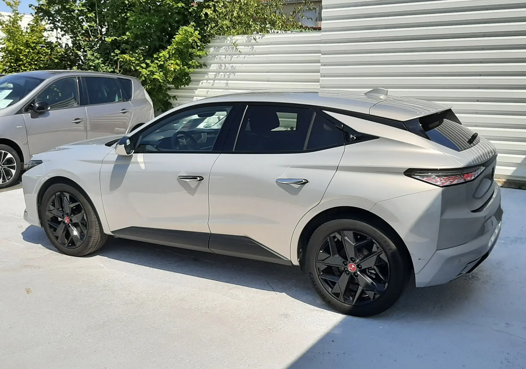 DS4 2024 cristal pearl vue de profil côté gauche, avec jantes noires et toit noir contrastant.