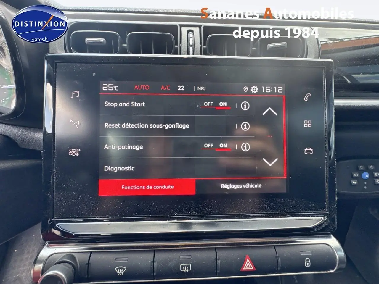 Écran tactile central affichant les réglages de conduite dans l'habitacle noir d'une Citroën C3 2023.