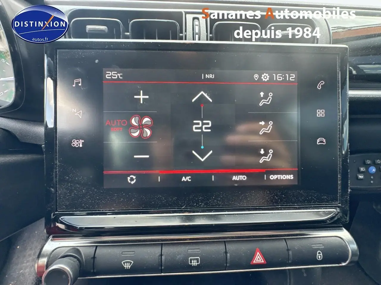 Écran tactile central affichant la climatisation automatique dans l'habitacle noir d'une Citroën C3 2023.