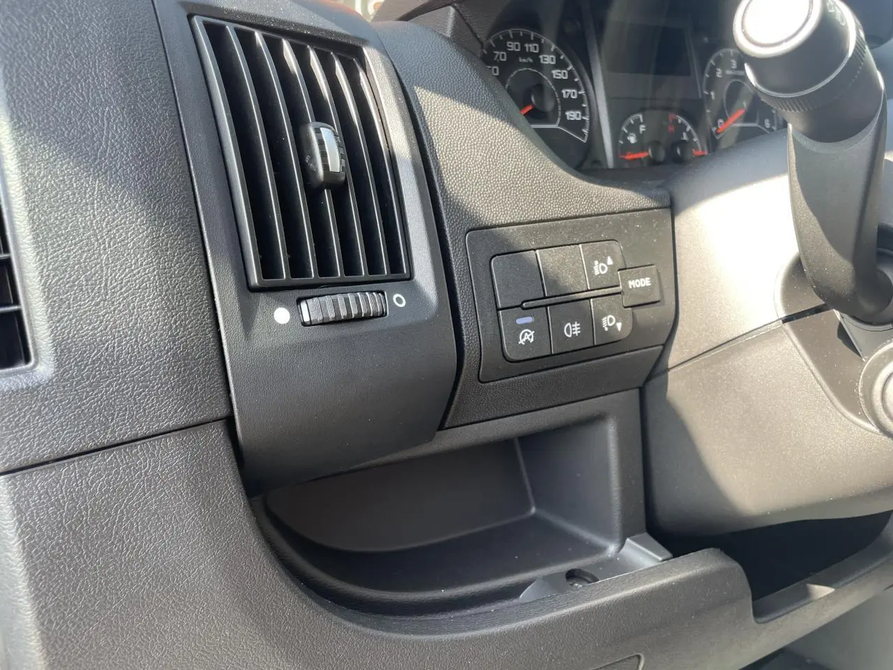 Détail du tableau de bord noir du Citroën Jumper 2023 avec commandes d'éclairage et ventilation côté gauche du conducteur.
