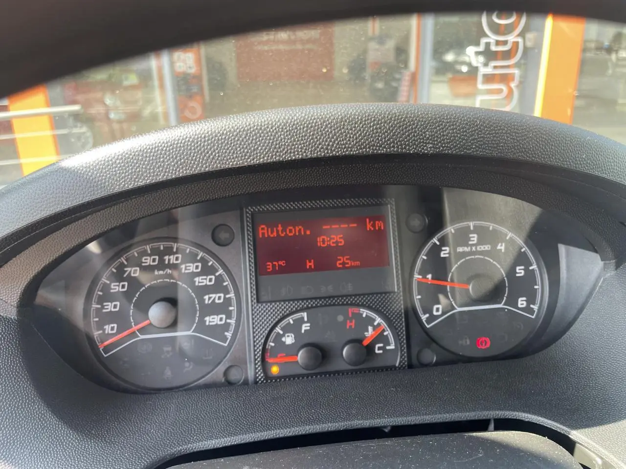 Vue rapprochée du tableau de bord du Citroën Jumper 2023, affichant compteurs et écran digital rouge.