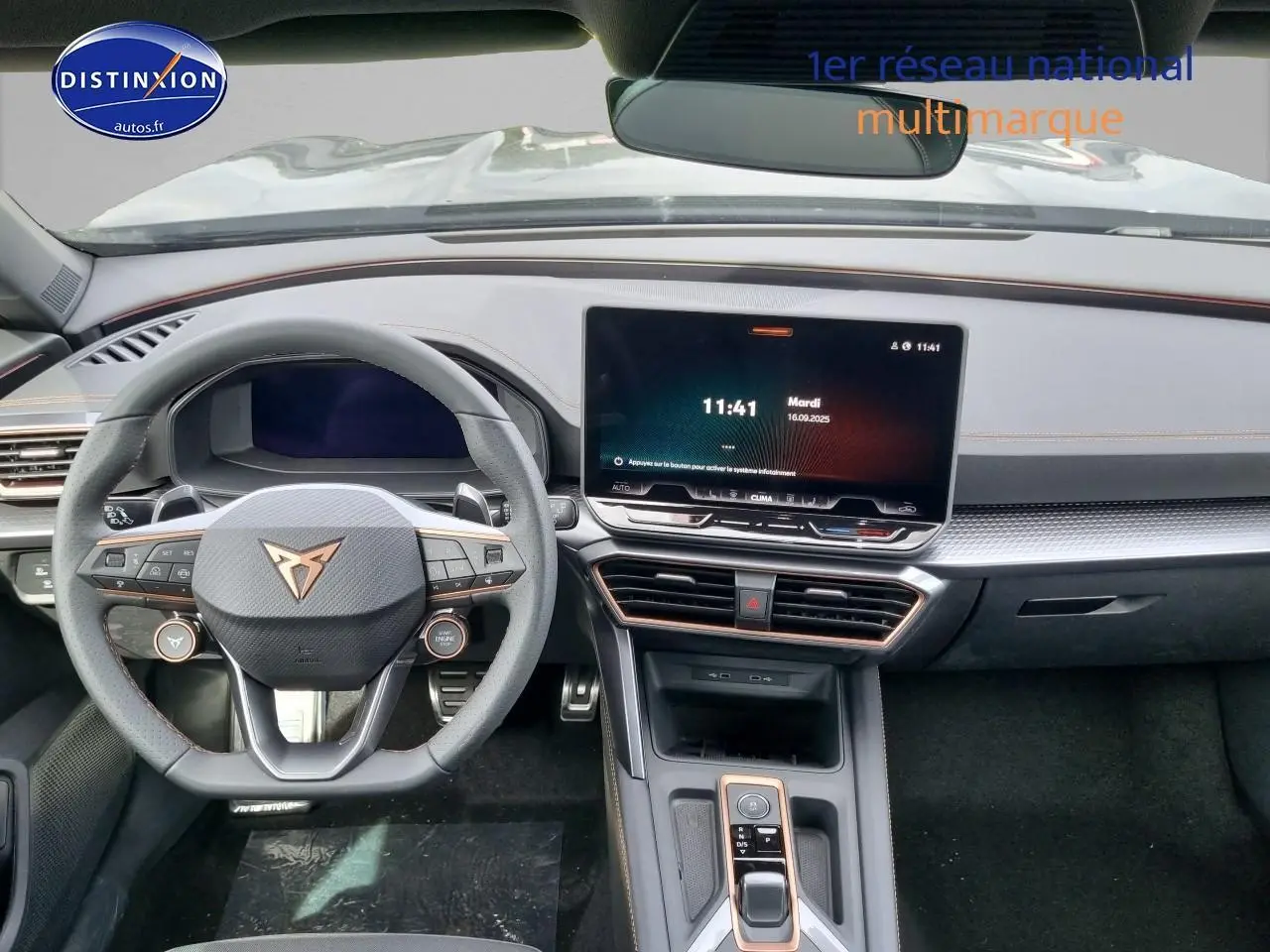 Vue intérieure avant du tableau de bord et volant cuir noir du CUPRA Formentor 1.5 etsi hybrid 2025 avec écran tactile central.