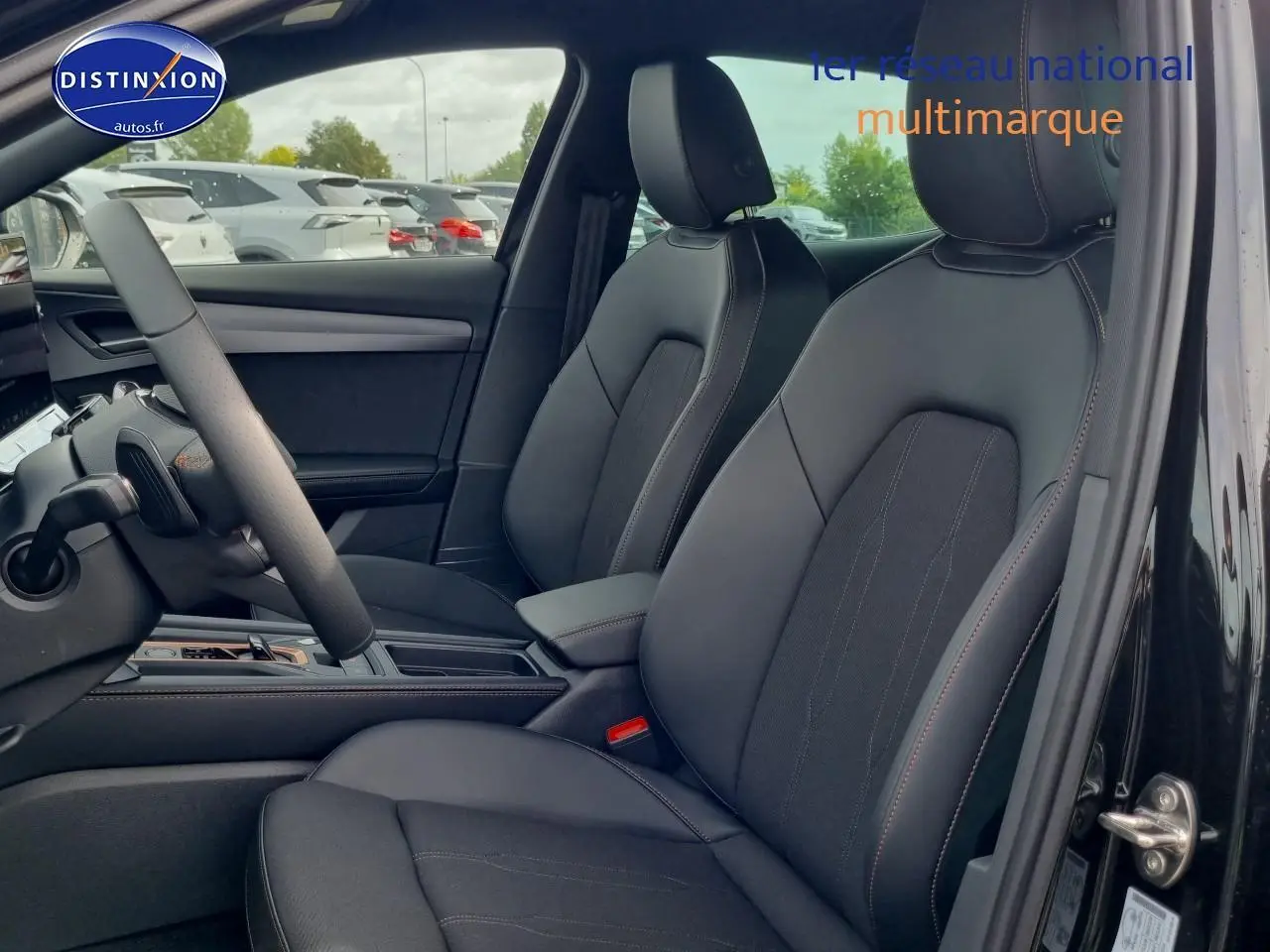 Vue intérieure côté conducteur du CUPRA Formentor noir midnight 2025, sièges sport avec surpiqûres contrastantes et volant cuir.