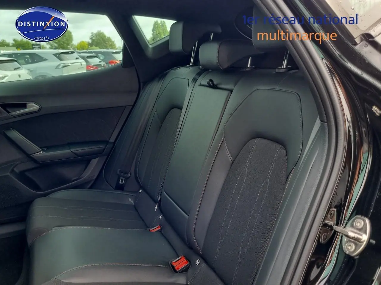 Vue côté droit sur la banquette arrière noire cuir et tissu du CUPRA Formentor 1.5 etsi hybrid 2025 noir midnight.