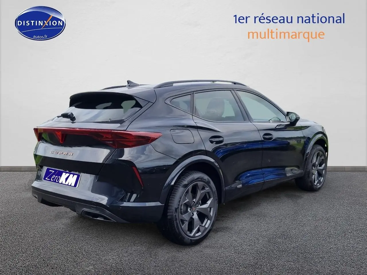 Vue 3/4 arrière droite du CUPRA Formentor 1.5 etsi hybrid 2025 noir midnight avec jantes alu et barres de toit.