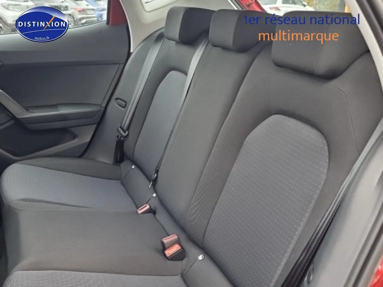Vue intérieure côté droit montrant la banquette arrière en tissu gris de la SEAT Ibiza 1.0 TSI 95 Copa rouge désir 2025.