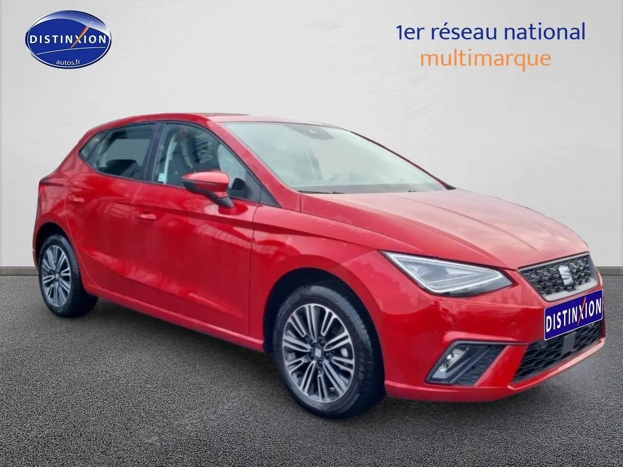 SEAT Ibiza rouge désir vue 3/4 avant droit avec jantes alliage et phares LED triangulaires.