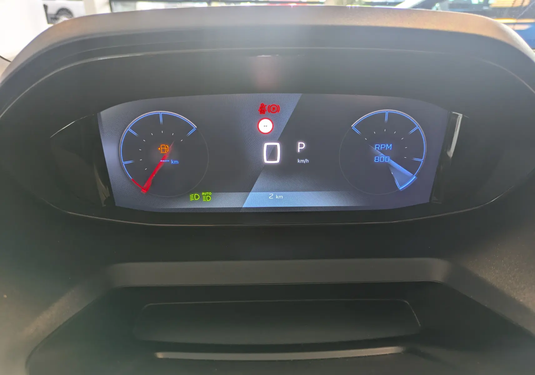 Tableau de bord numérique du Peugeot Rifter 2025 affichant la vitesse à 0 km/h et le compte-tours à 800 RPM.