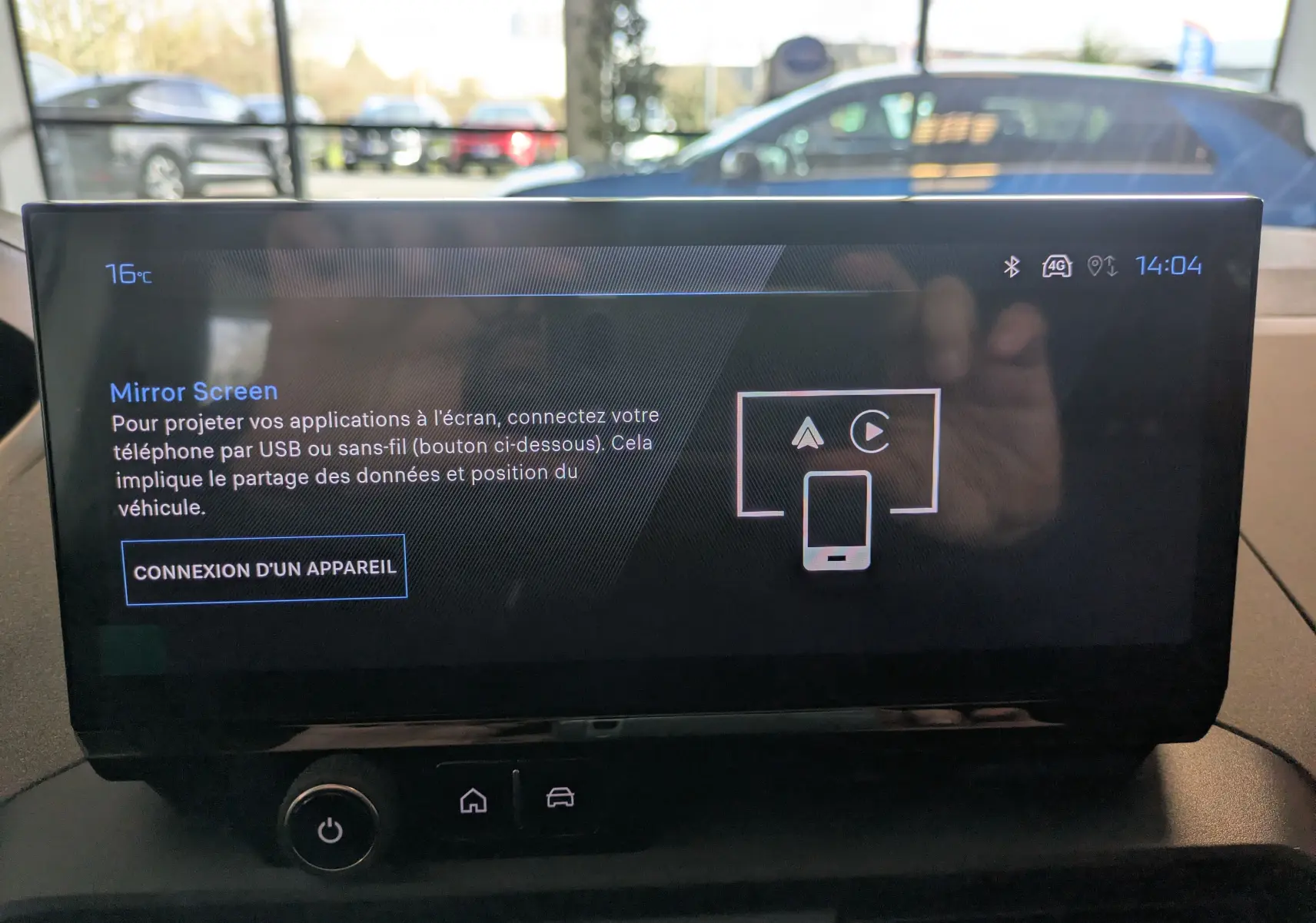 Écran tactile central du Peugeot Rifter 2025 affichant l'interface Mirror Screen avec commandes tactiles en intérieur.
