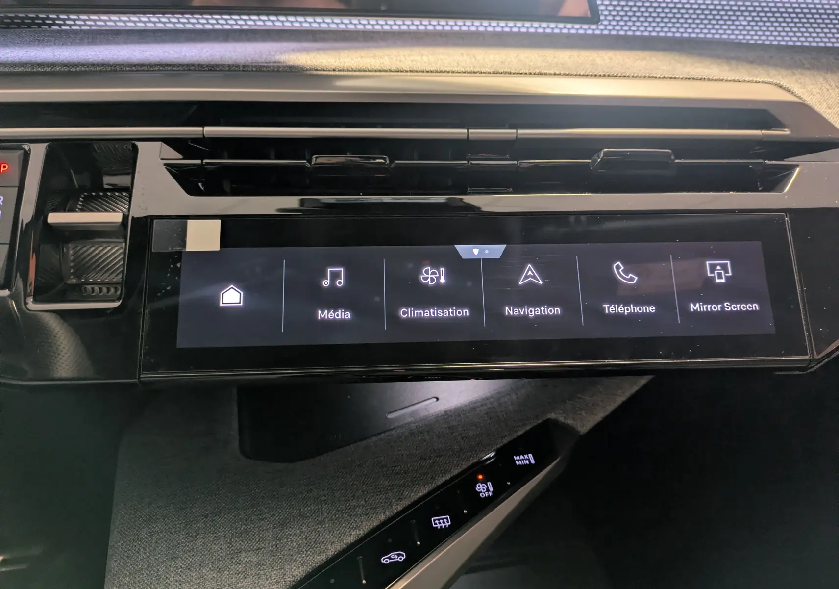 Vue rapprochée de l’écran tactile central du Peugeot 3008 blanc Okenite, affichant les menus multimédia et navigation.