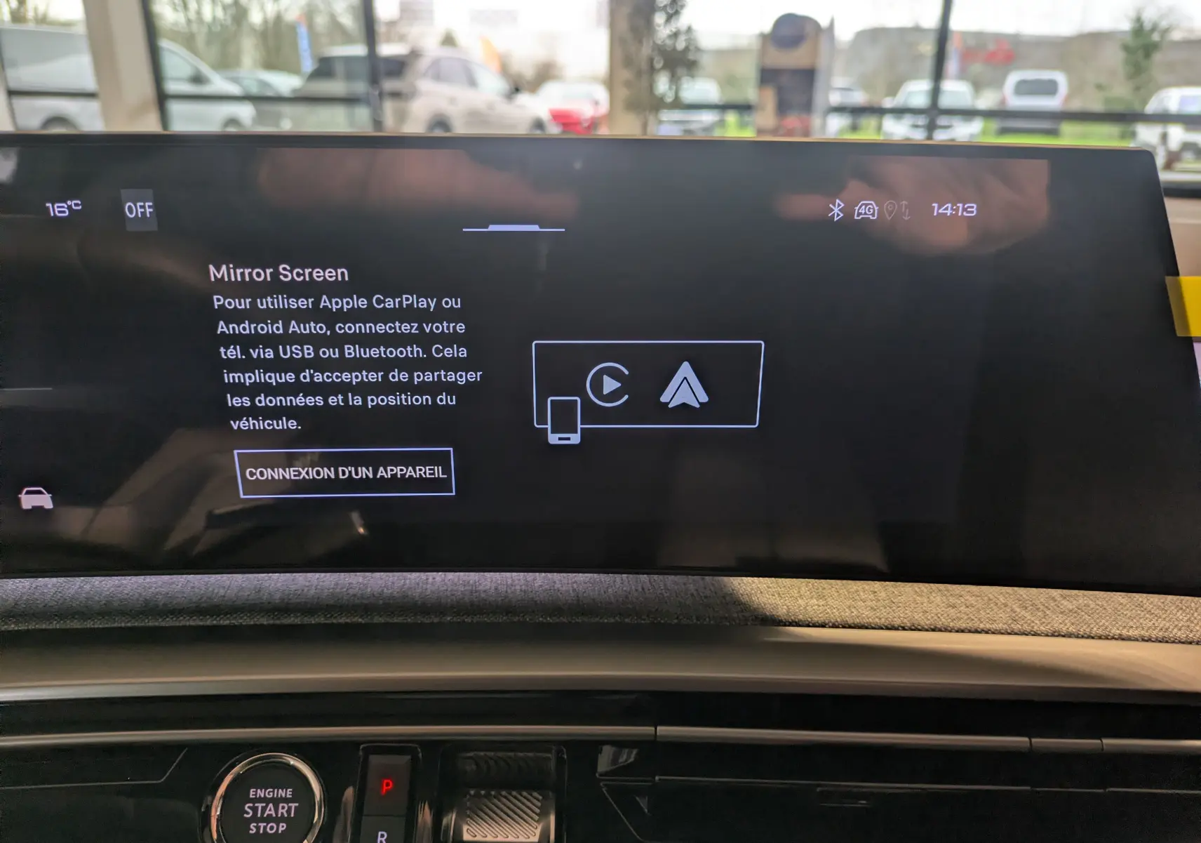 Vue intérieure du tableau de bord du Peugeot 3008 blanc Okenite 2026, écran tactile affichant la fonction Mirror Screen.