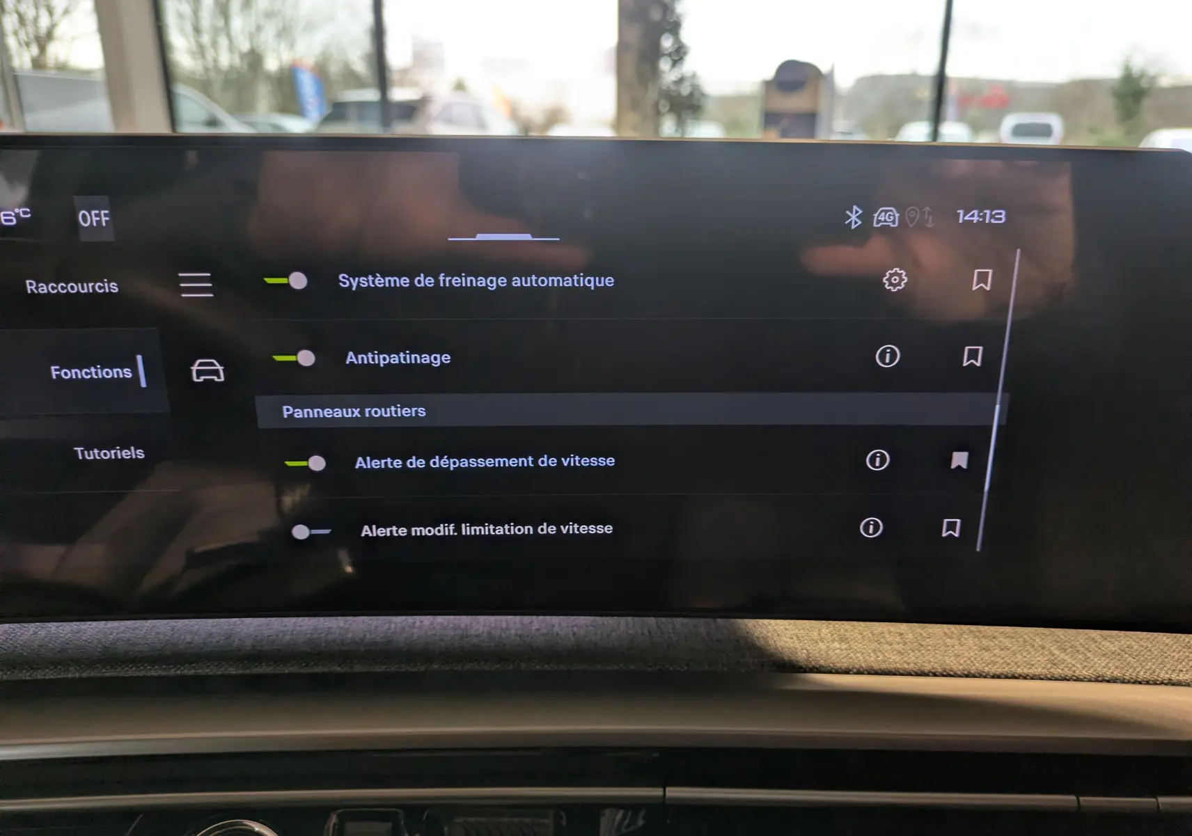 Écran tactile intérieur du Peugeot 3008 blanc, affichant les réglages d’aides à la conduite et sécurité.