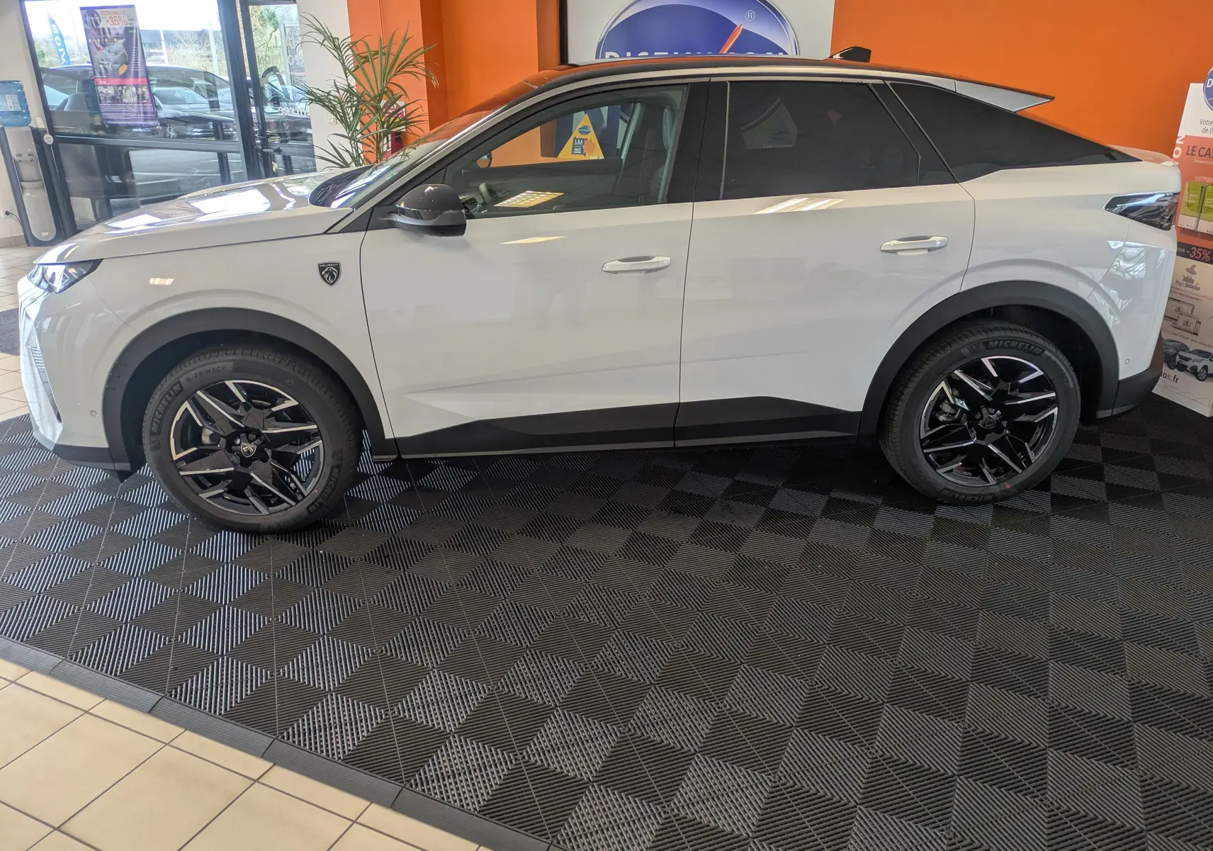 Peugeot 3008 blanc Okenite en vue profil côté gauche, avec jantes noires et toit noir contrastant.