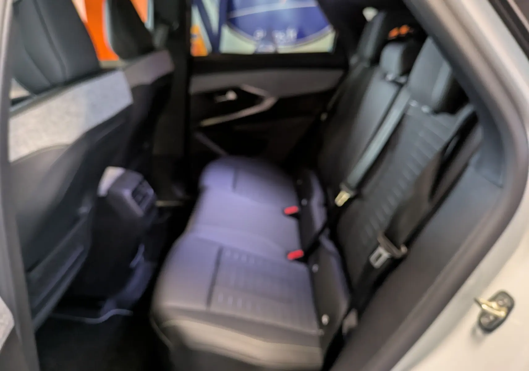 Vue intérieure côté droit des sièges arrière en cuir noir du Peugeot 3008 blanc Okenite, avec ceinture de sécurité visible.