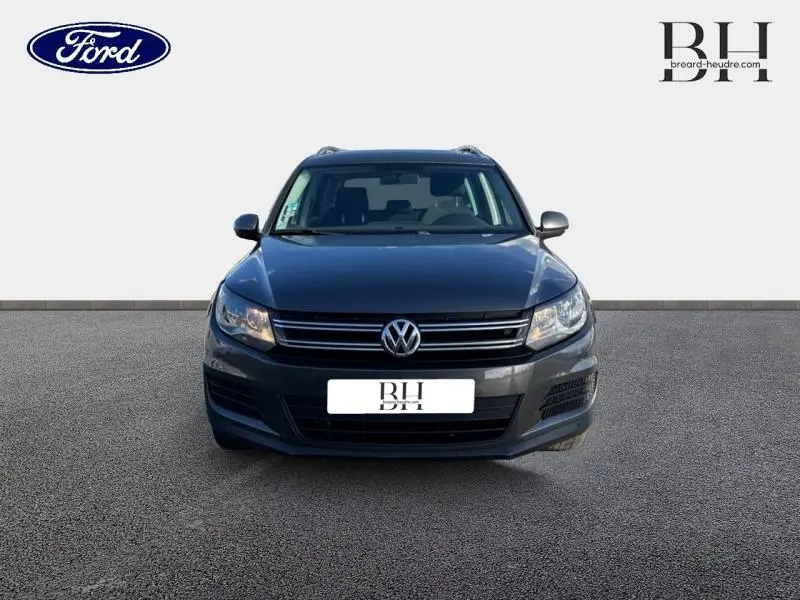 Vue de face d'un Volkswagen Tiguan gris Crypton 2016 avec calandre chromée et logo VW bien visible.