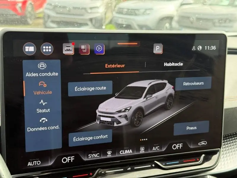 Affichage intérieur montrant un rendu 3/4 avant d'une CUPRA Formentor blanc Nevada métallisé sur l'écran tactile.