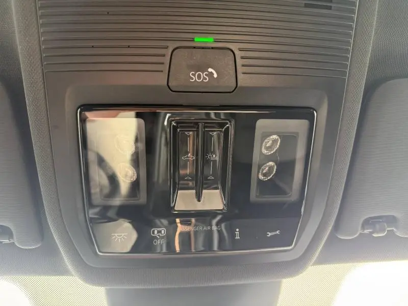 Vue intérieure du plafonnier avec commandes d’éclairage et bouton SOS du CUPRA Formentor blanc Nevada métallisé 2025.