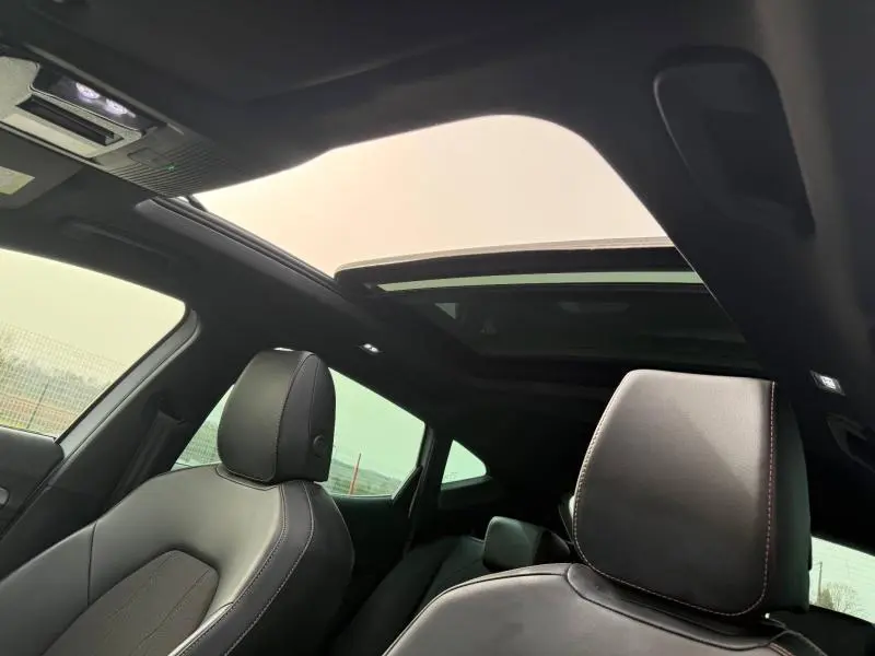 Vue intérieure du toit ouvrant panoramique et des sièges avant en cuir noir du CUPRA Formentor blanc Nevada 2025.