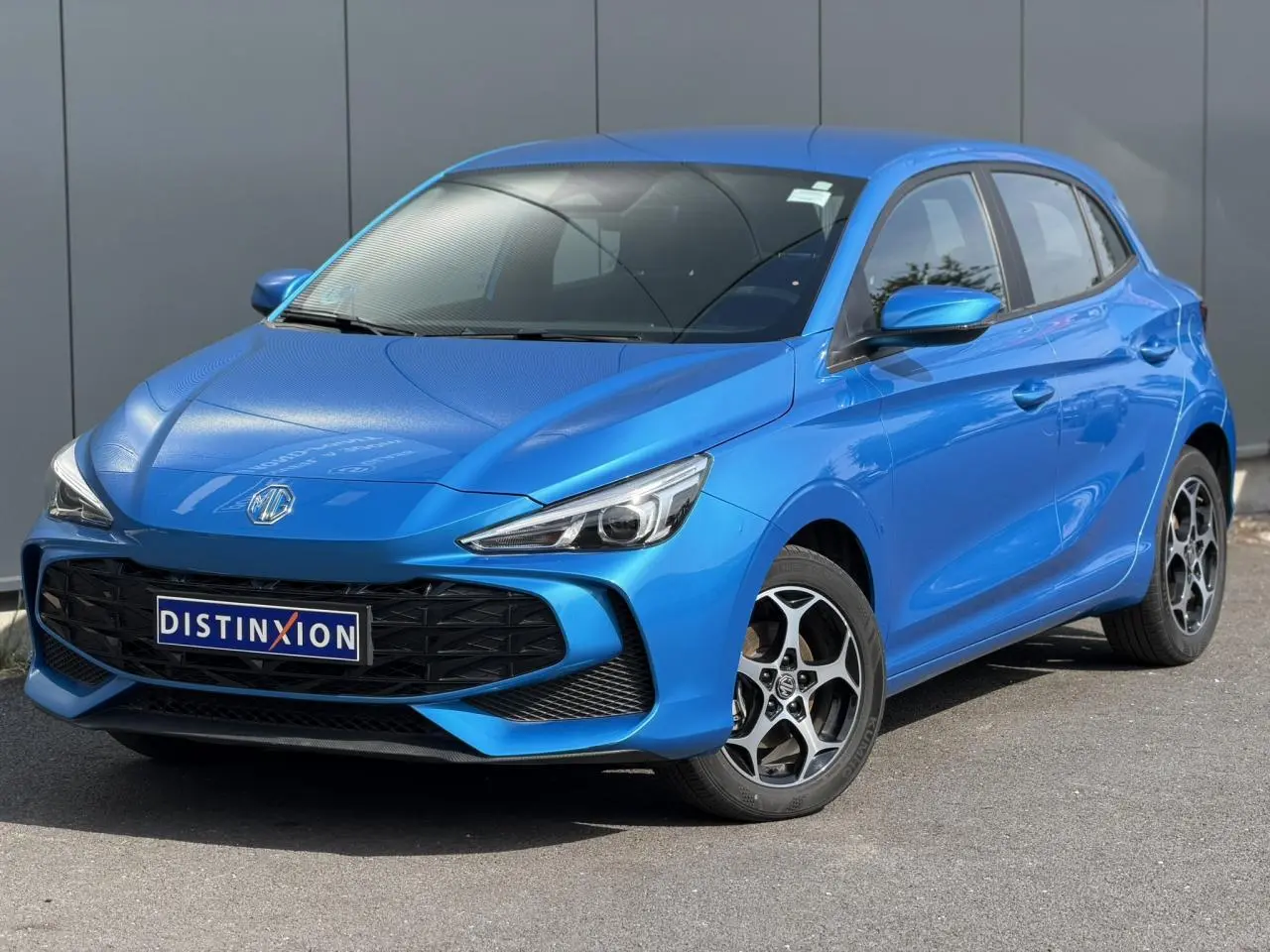 Vue 3/4 avant droite de la MG3 1.5 Hybrid+ 195 Comfort en bleu Como métallisé avec jantes alliage 16 pouces.