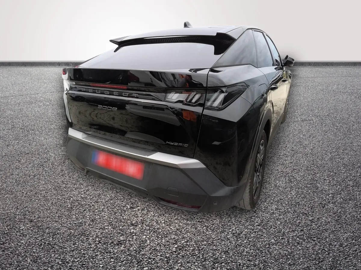 Vue 3/4 arrière droite d’un Peugeot 3008 noir hybride avec feux LED et jantes 19 pouces sur sol gris.