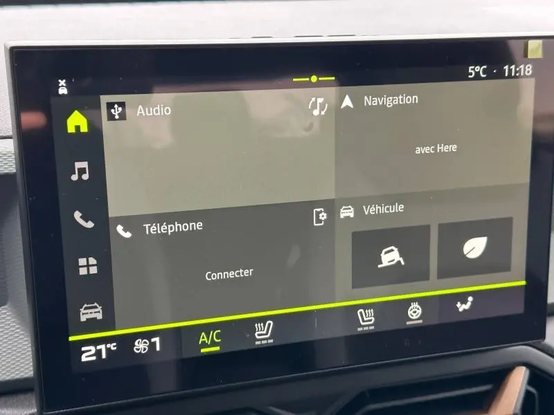 Écran tactile central du Dacia Duster 2025 affichant les menus audio, navigation et véhicule en intérieur noir.