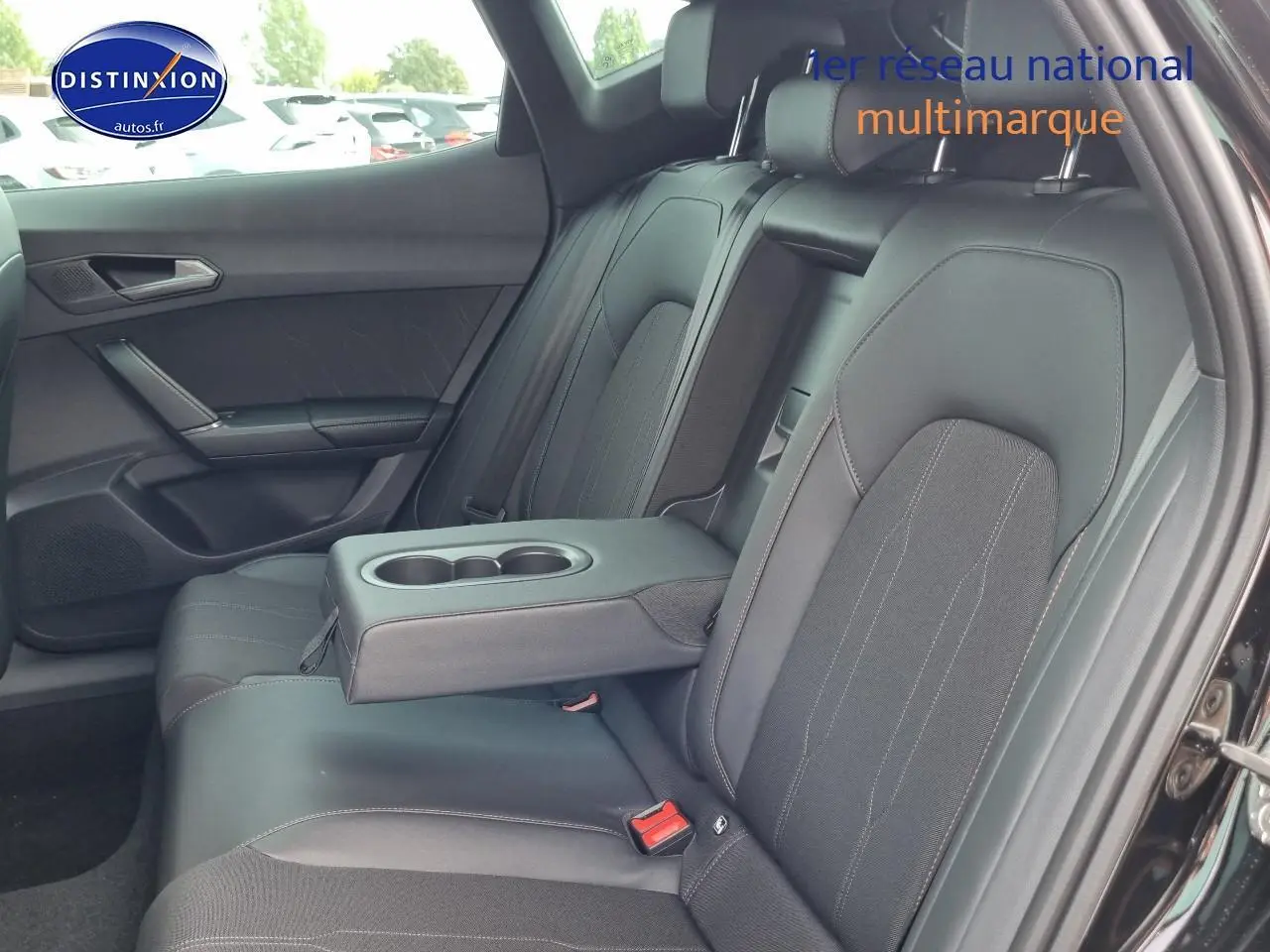 Vue latérale droite de la banquette arrière noire du CUPRA Formentor 1.5 etsi hybrid 2025 avec accoudoir central relevé.