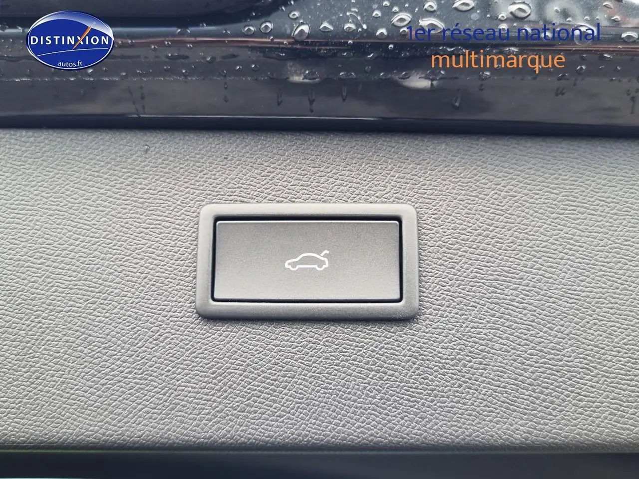 Bouton d'ouverture électrique du coffre sur tableau de bord d'une CUPRA Formentor noir midnight 2025