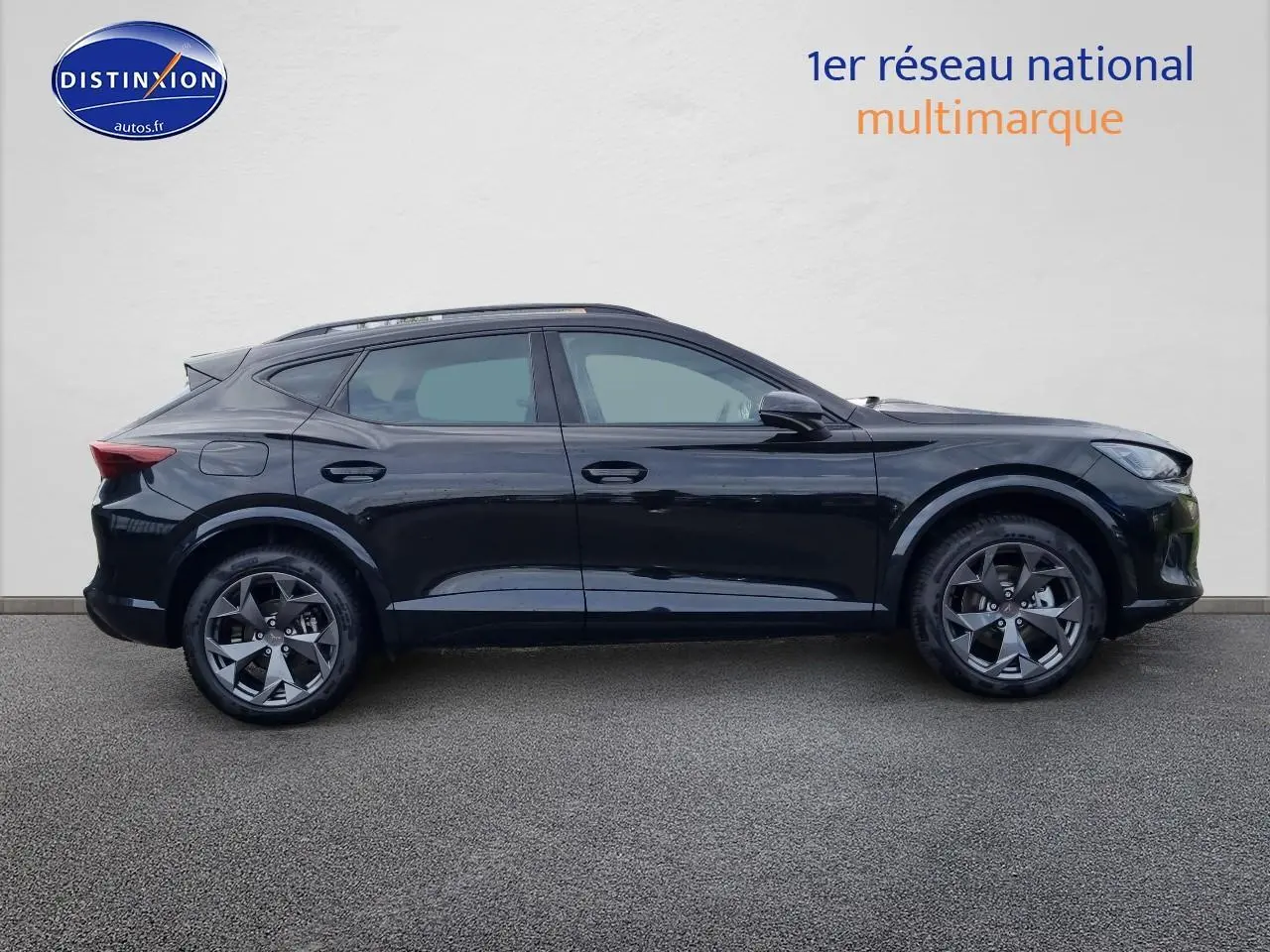 Profil droit d'un CUPRA Formentor 1.5 etsi hybrid noir midnight avec jantes alu 18 pouces Tempest.