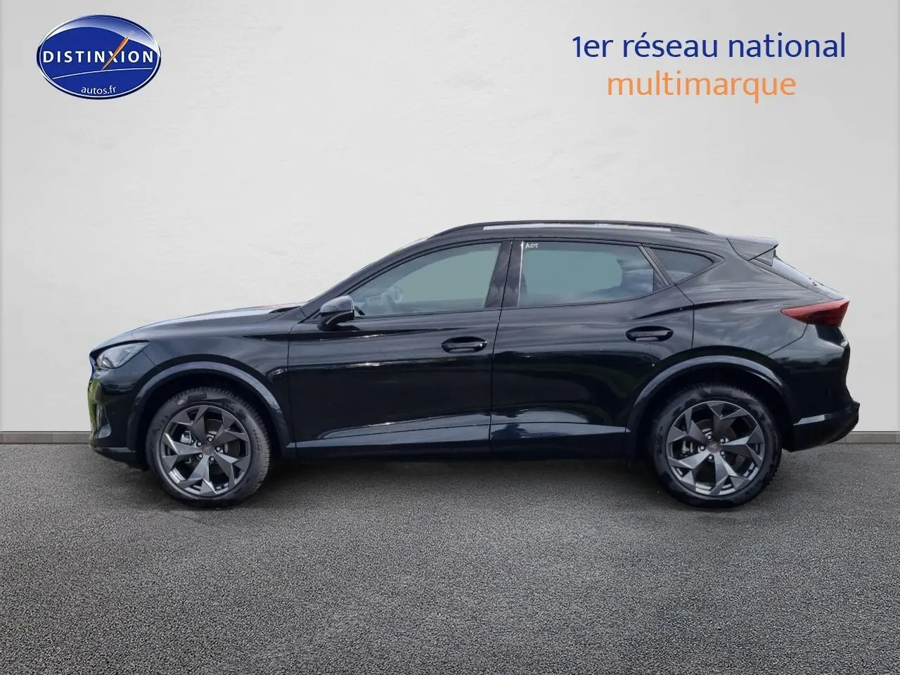 Profil côté gauche du CUPRA Formentor noir midnight 2025 avec jantes alu 18 pouces et barres de toit visibles.