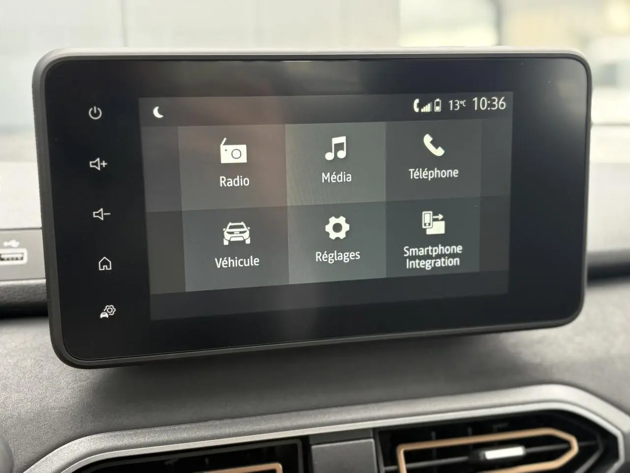 Écran tactile multimédia 8 pouces affichant les options radio, média et smartphone dans une Dacia Sandero Stepway 2025.
