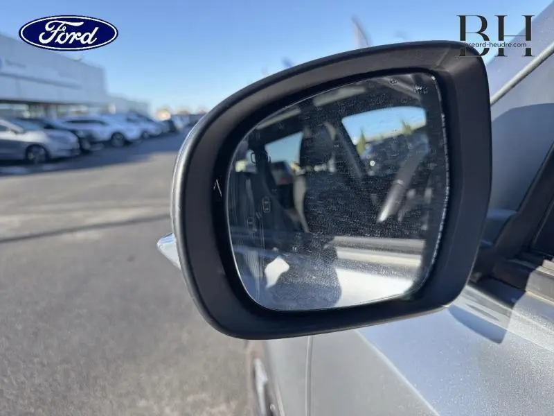 Rétroviseur côté droit du Suzuki Vitara Galactic Gray métallisé avec reflet de l'habitacle et environnement extérieur.