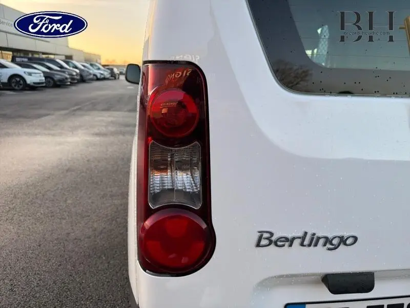 Gros plan sur le feu arrière gauche blanc banquise d’un Citroën Berlingo 2017, avec logo et partie arrière visible.