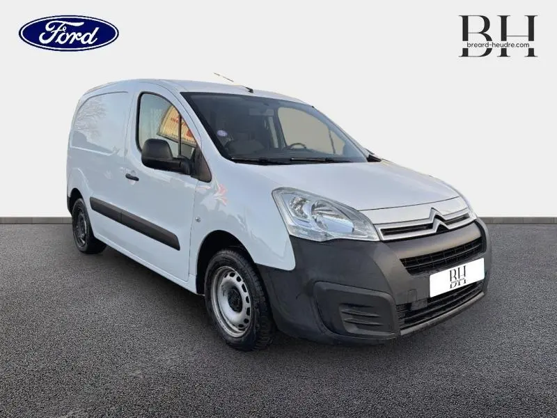 Citroën Berlingo blanc en 3/4 avant droit, avec pare-chocs noir et double portes arrière de chargement visibles.