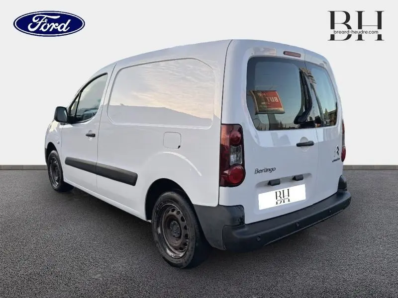 Vue 3/4 arrière droite d'un Citroën Berlingo blanc banquise, fourgon compact avec double portes arrière et vitres teintées.