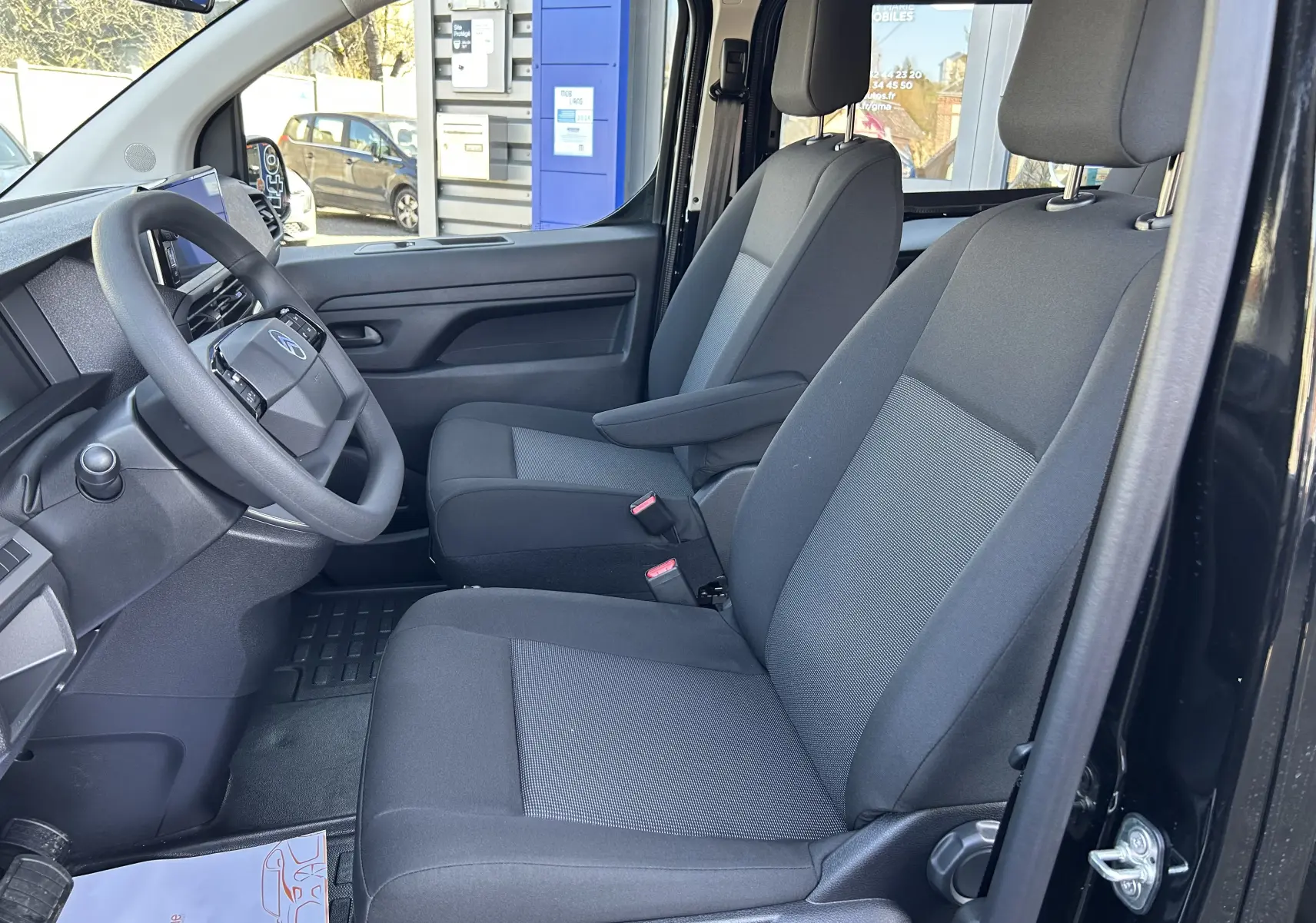 Vue intérieure côté droit des sièges arrière en tissu gris du Citroën Jumpy Cabine Approfondie noir 2025.