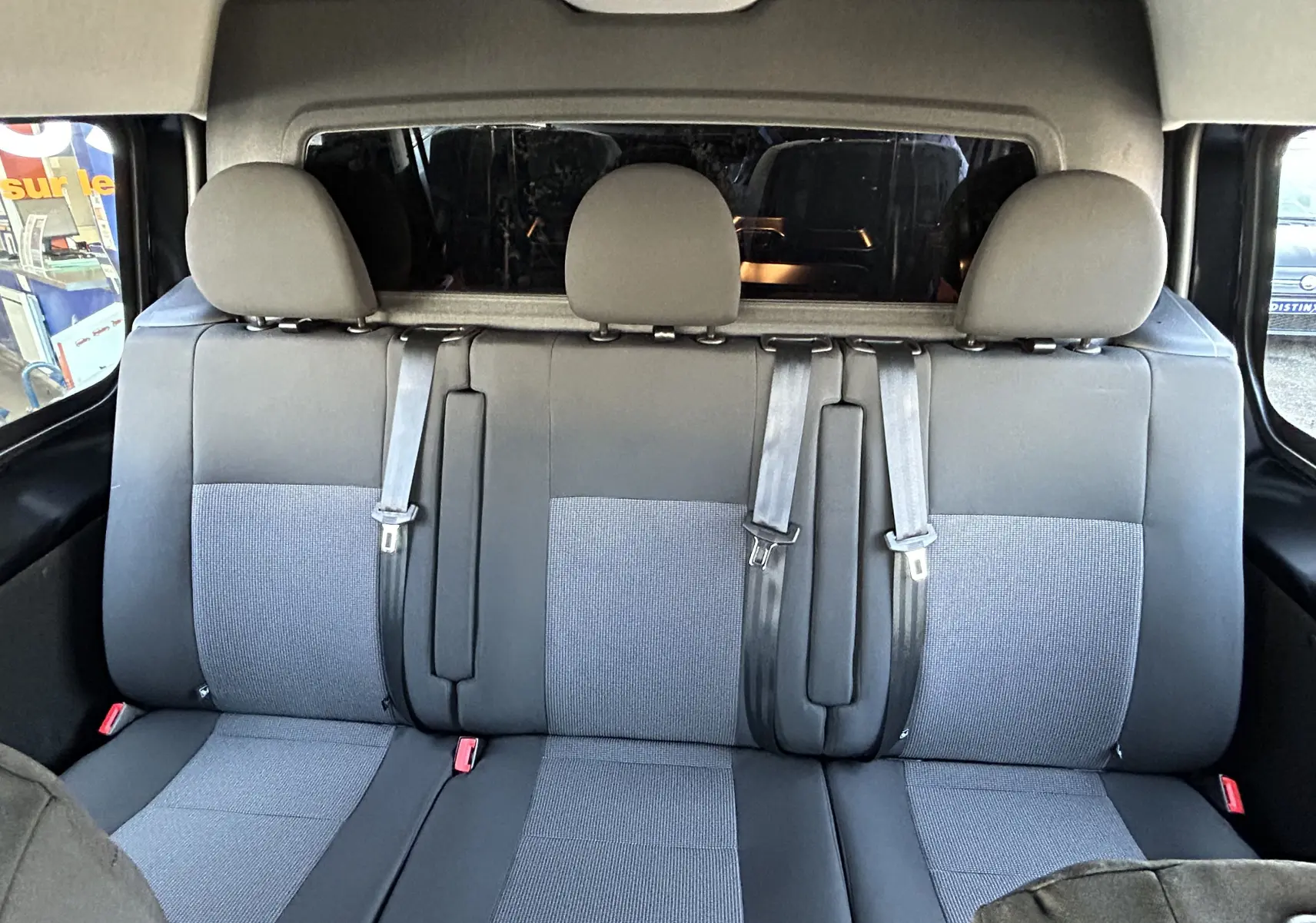 Vue rapprochée du volant noir de la Citroën Jumpy Cabine Approfondie 2025 avec tableau de bord numérique et commandes intégrées.